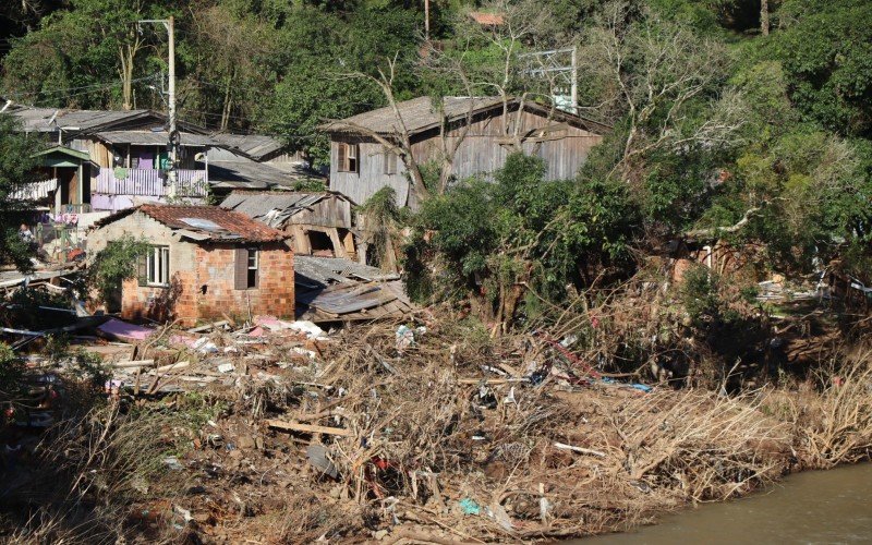 Em Três Coroas, casas e carros ainda estão soterrados 30 dias após a catástrofe climática que atingiu o Rio Grande do Sul