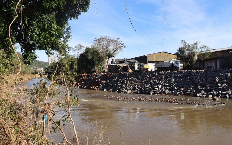 Em Igrejinha, prefeitura tem grande desafio de reconstruir o entorno do Rio Paranhana, sendo que a principal missão é recuperar a ponte Edmundo Kichler que corre o risco de ruir 