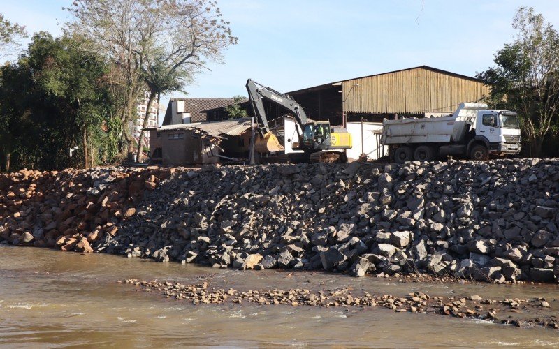 Em Igrejinha, prefeitura tem grande desafio de reconstruir o entorno do Rio Paranhana, sendo que a principal missão é recuperar a ponte Edmundo Kichler que corre o risco de ruir 