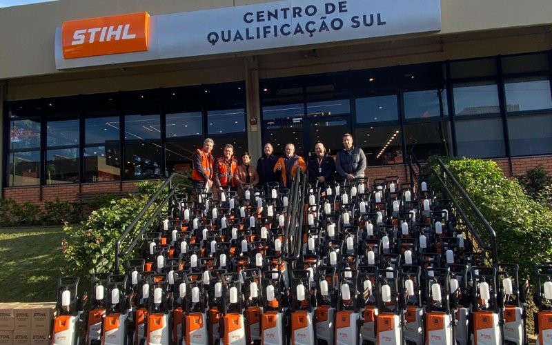 Stihl doa 50 lava jatos e prefeitura adquire mais 50 em parceria para auxiliar na limpeza de casas atingidas pela enchente