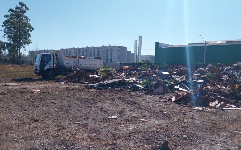 Área que seria doada ao IFSul foi usada como terreno de transbordo dos entulhos recolhidos no bairro Santo Afonso  | abc+