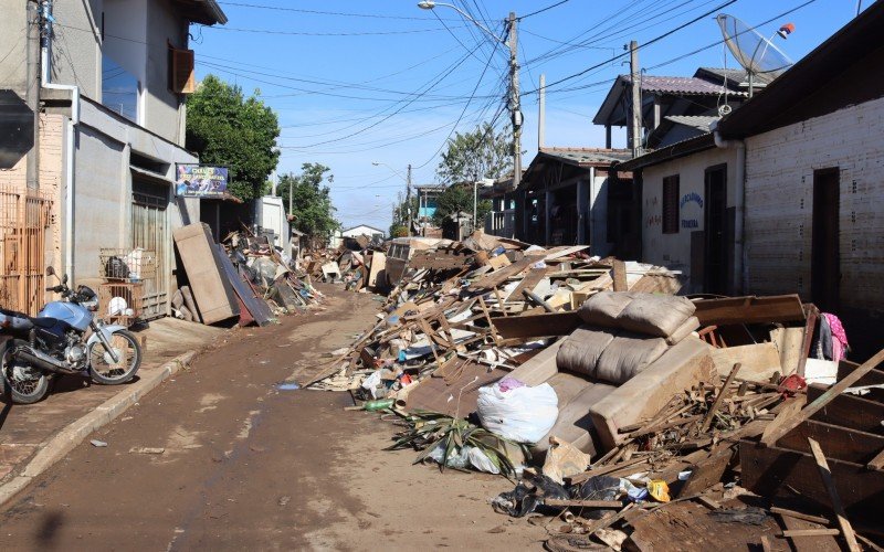 Prefeituras da região auxiliam no mutirão de limpeza do bairro Santo Afonso  | abc+