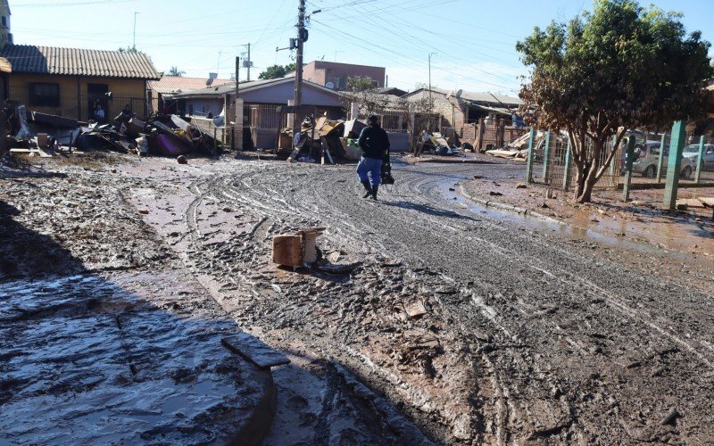 Ainda há diversas ruas tomadas pelo lodo no bairro Santo Afonso  | abc+