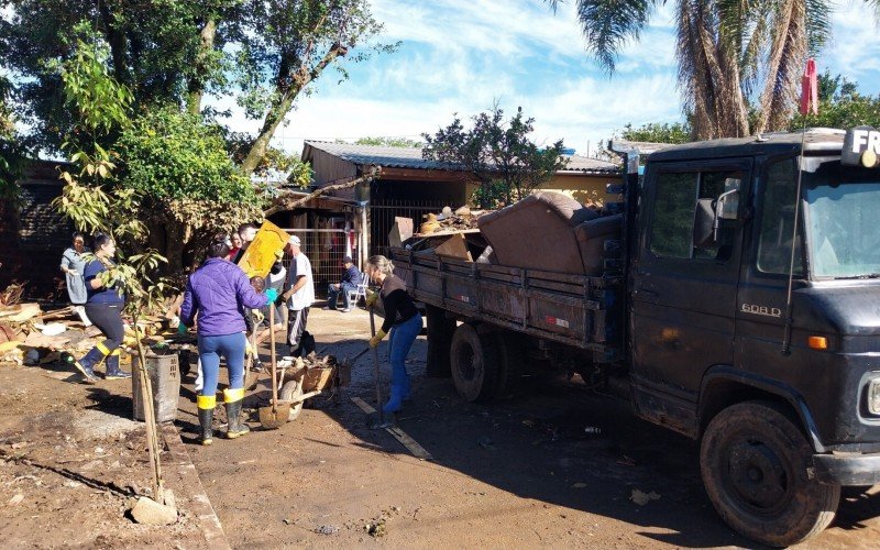 Prefeituras da região auxiliam no mutirão de limpeza do bairro Santo Afonso  | abc+