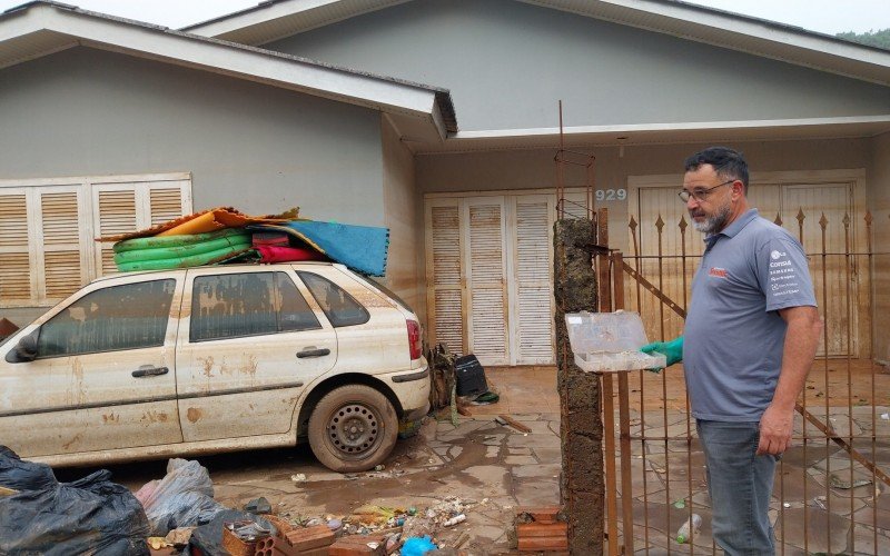 Comerciante Osmar Viegas encontrou anel de que esposa ganhou do avô em meio aos resíduos e móveis retirados da casa  | abc+