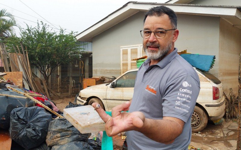 Comerciante Osmar Viegas encontrou anel de que esposa ganhou do avô em meio aos resíduos e móveis retirados da casa   | abc+