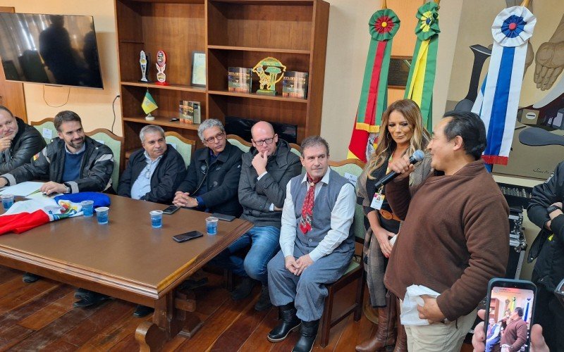 Empresário Ogyen Shak explica simbolismo de lembranças dadas ao governador Eduardo Leite