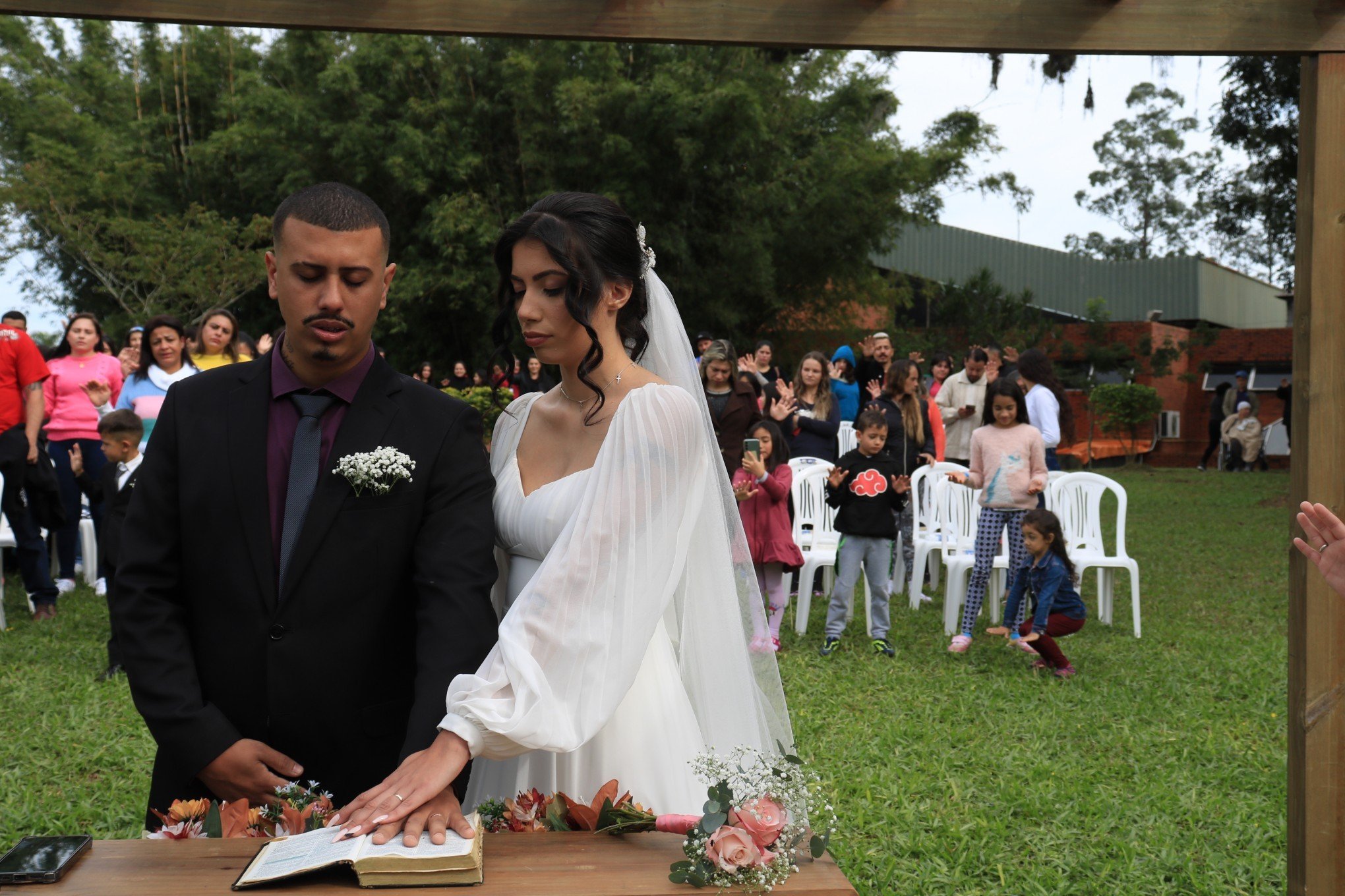"Além do que eu sonhava": Casal celebra união em casamento promovido em abrigo de Canoas