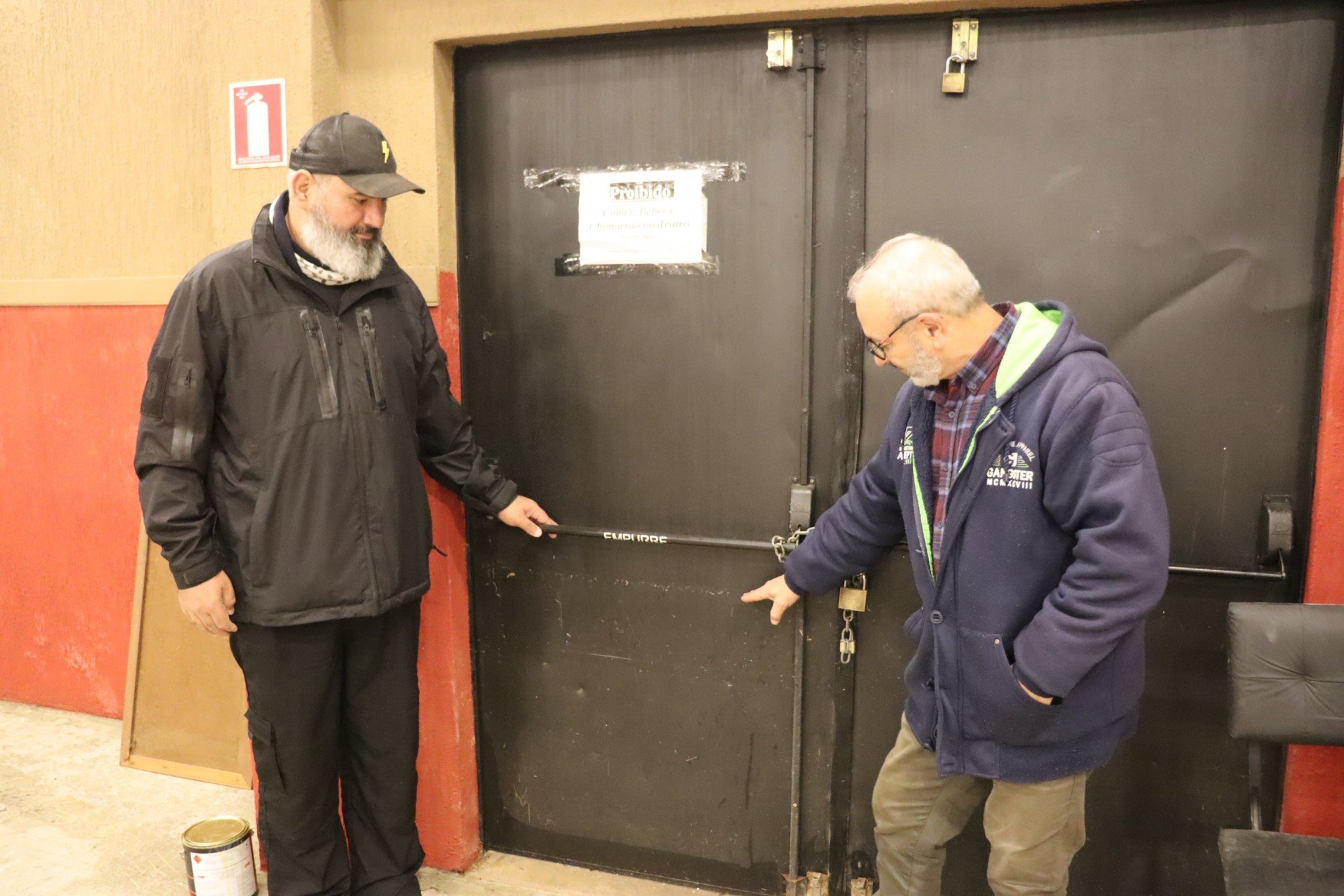 Atingido pela enchente, Teatro Municipal soma cerca de R$ 500 mil de prejuÃ­zo - Cristiano e Jari mostram marca da Ã¡gua na porta (85cm)