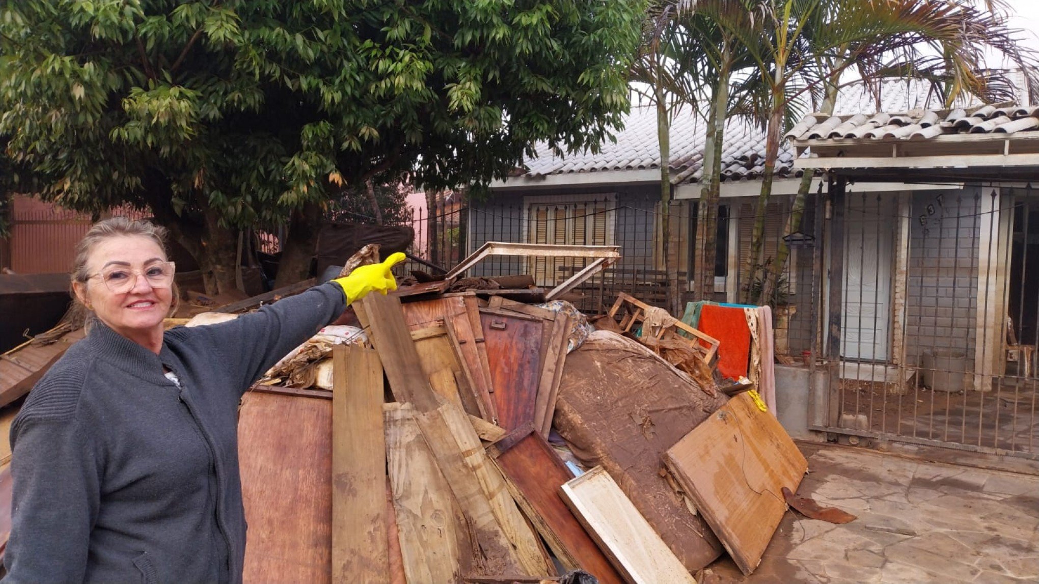 Ruas tomadas de resíduos retratam cenas de destruição no bairro Santo Afonso