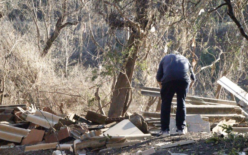 Carlos também busca encontrar algo entre os destroços