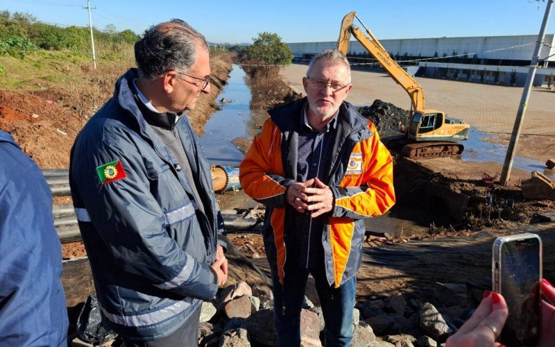 Vanazzi esteve no dique da Campina, próximo à empresa Dalleaço, na manhã deste domingo (2) acompanhado do prefeito de Canoas, Jairo Jorge.