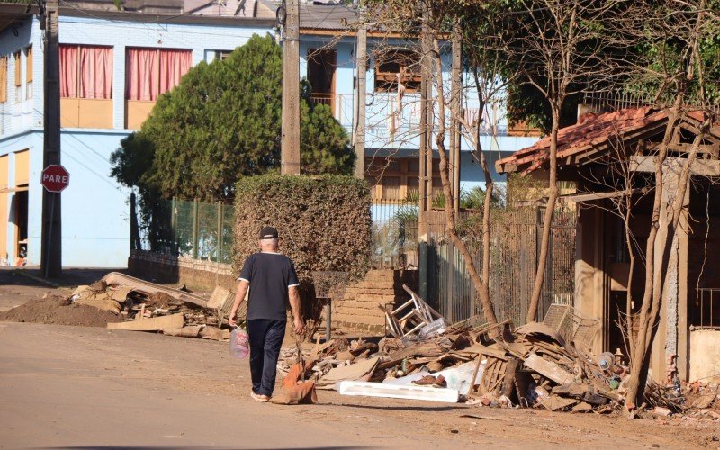 Moradores aproveitaram domingo de sol para continuar com a limpeza