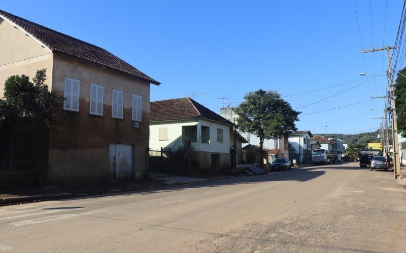 Marcas de onde a água chegou são vistas até nas construções mais altas