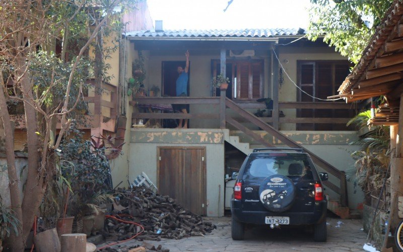 Filho de remi mostra altura que chegou a água em sua casa, no segundo andar