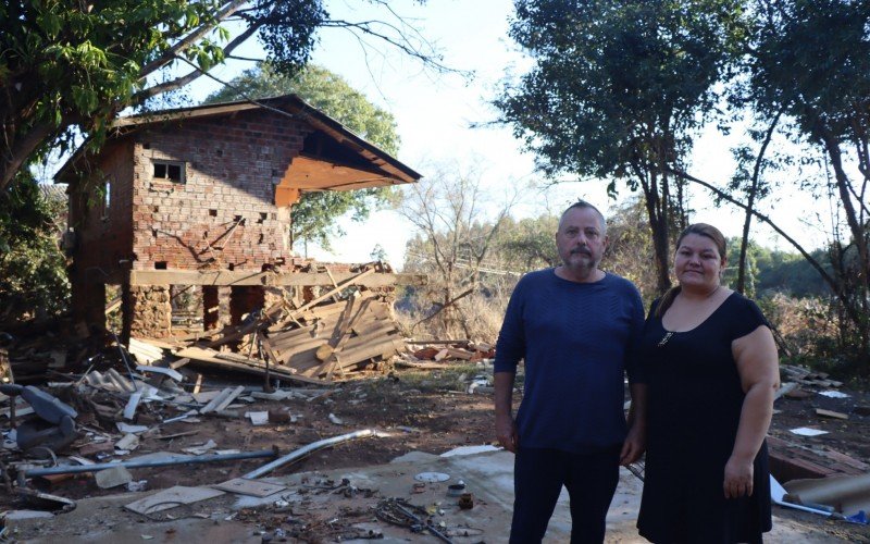 Carlos e Daiane onde ficava sua casa, ao fundo, vizinhos também tiveram as casas destruídas | abc+