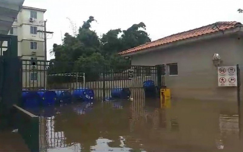 Tonéis acabaram sendo usados no bairro Fátima até mesmo como barricada contra saqueadores que usavam barcos