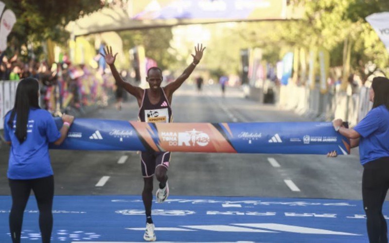 Josphat Kiprotich cruzando a linha de chegada 