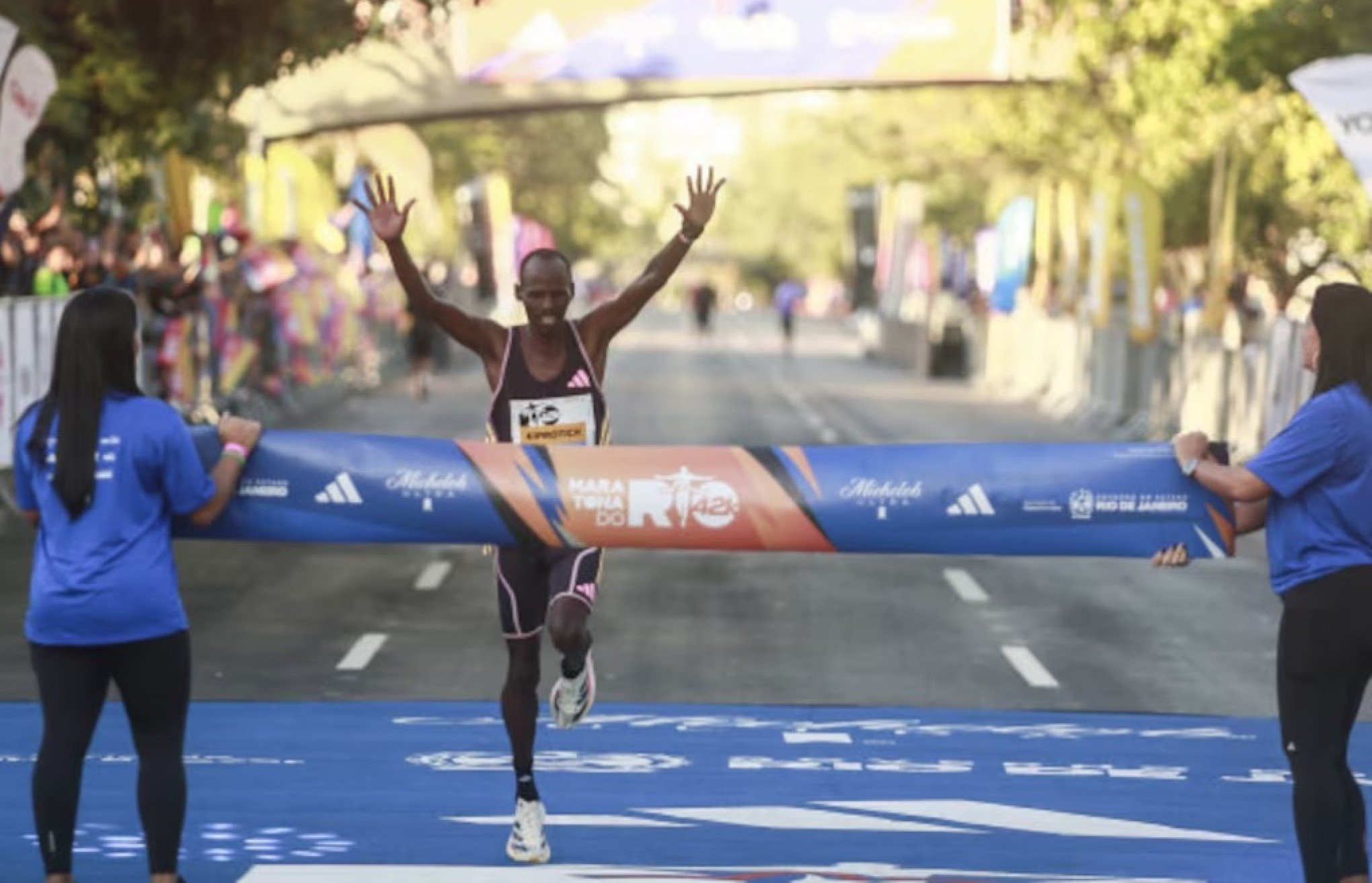 Queniano Josphat Kiptrotich garante o bicampeonato com quebra do recorde da Maratona do Rio