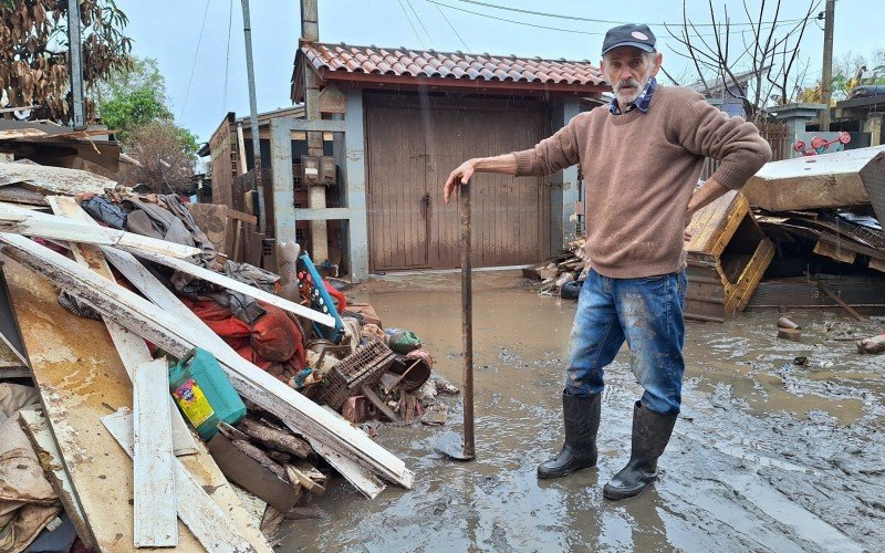 Ruas tomadas por entulhos impedem a circulação de carros em alguns pontos