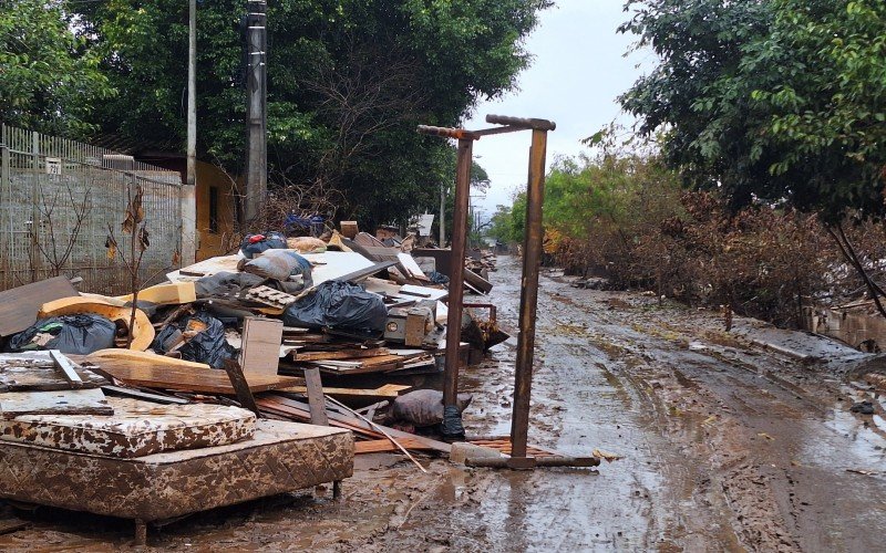 Ruas tomadas por entulhos impedem a circulação de carros em alguns pontos