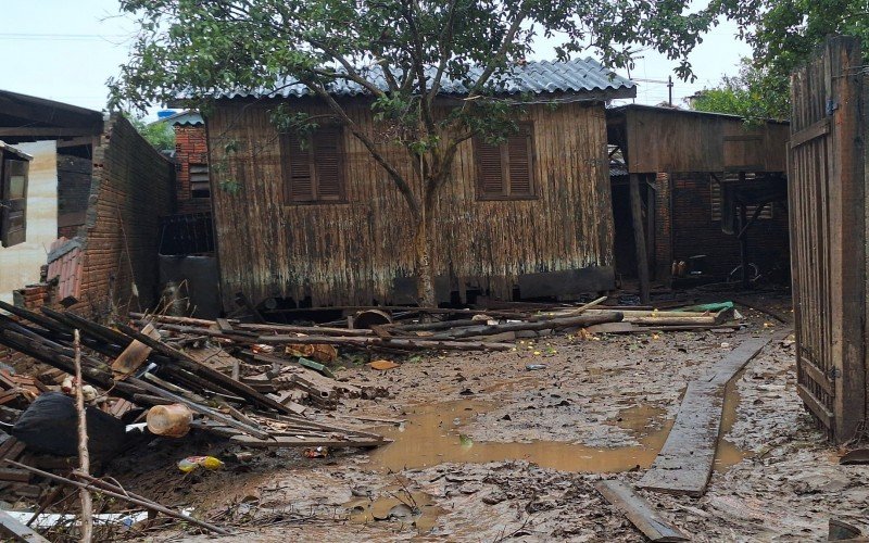 Ruas tomadas por entulhos impedem a circulação de carros em alguns pontos