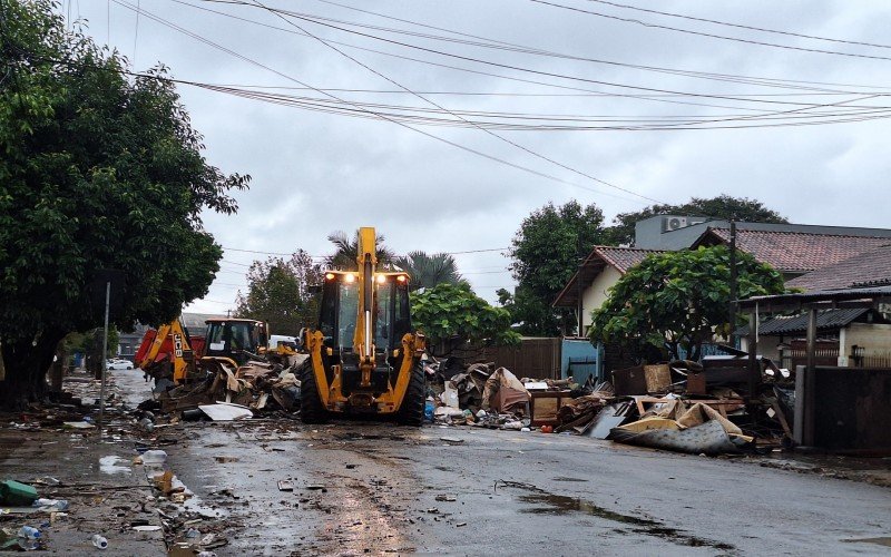 Ruas tomadas por entulhos impedem a circulação de carros em alguns pontos