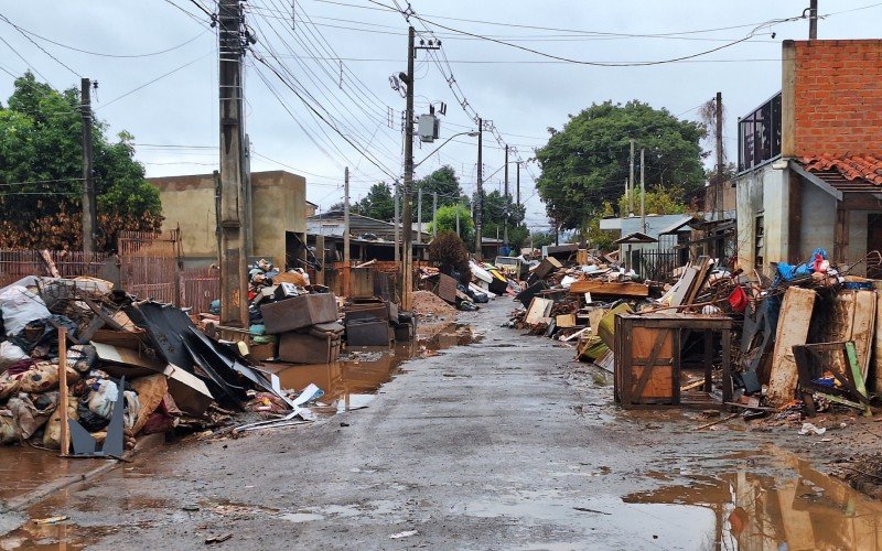 Ruas tomadas por entulhos impedem a circulação de carros em alguns pontos