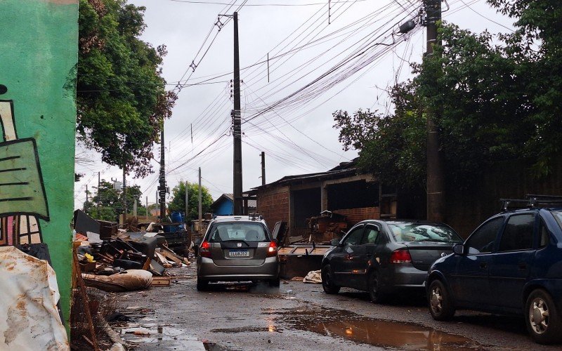 Ruas tomadas por entulhos impedem a circulação de carros em alguns pontos