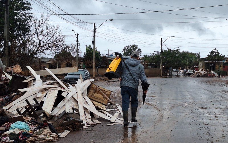 Ruas tomadas por entulhos impedem a circulação de carros em alguns pontos