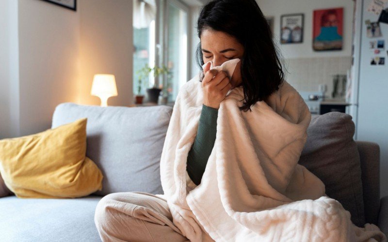 Com a queda das temperaturas, aumentam as crises de asma e os casos de rinite alérgica | abc+