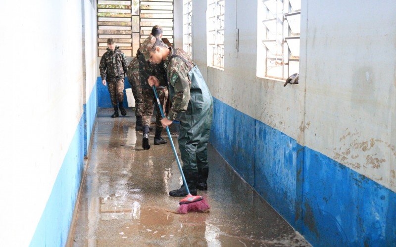 Limpeza começou no último domingo (2) na Escola Estadual de Ensino Médio Guarani, no bairro Fátima