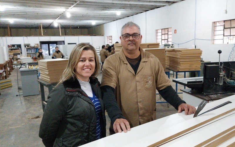 Da Cimol,  vice diretora Vanessa Munari   e coordenador do curso de móveis, Marlon Rosano Lazzaretti.
