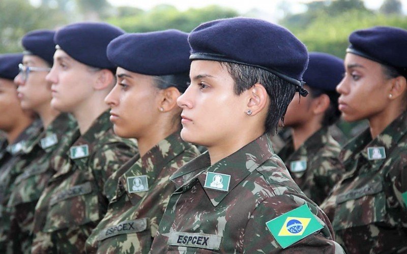 Forças Armadas estudam permitir alistamento feminino | abc+