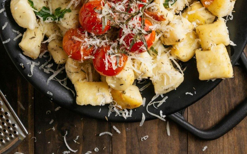 Nhoque de ricota ao molho de tomate e manjericão | abc+