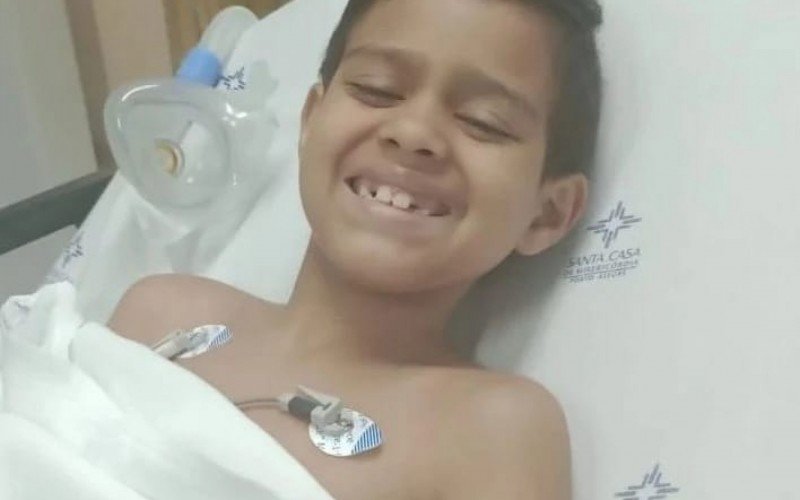 ANEMIA DE FANCONI: Transplante de menino com doença rara é adiado e família busca ajuda para 100 dias de internação