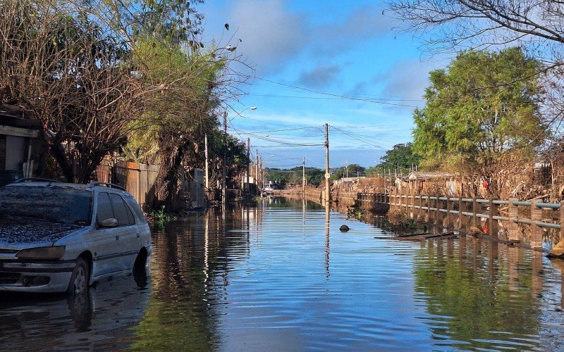 Na Rua Floresta, a água baixou pouco e moradores seguem impossibilitados de chegarem as suas residências | abc+