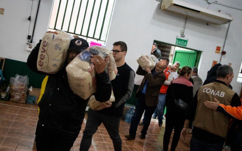 Nos locais, os cidadãos podem retirar alimentos, água, kit higiene e limpeza, cobertores e roupas, conforme a disponibilidade de cada ponto