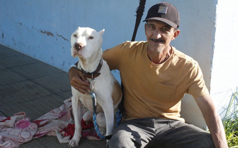 Jair precisou deixar sua casa no Rio Branco, e foi acompanhado de seu cachorro de estimação