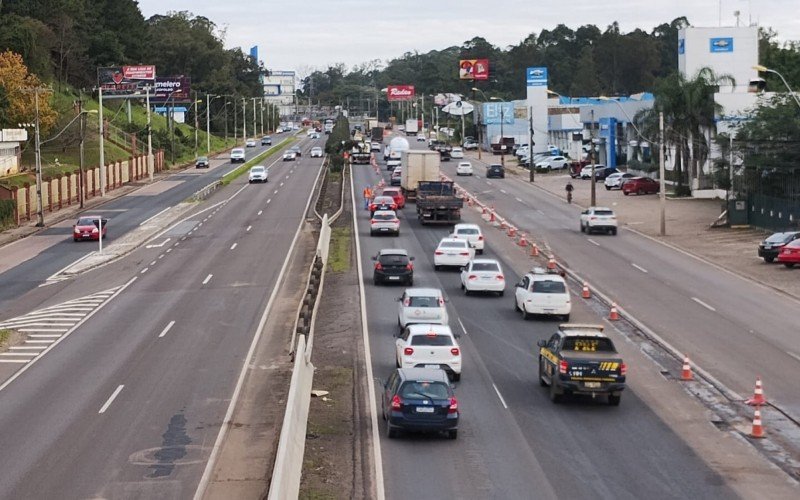 Obras causam estreitamento de pista na BR-116 no bairro Cristo Rei, em São Leopoldo