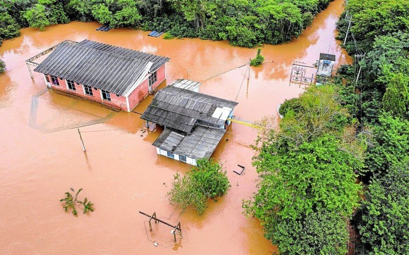 Nível do Rio dos Sinos superou a máxima histórica de mais de 100 anos de medição, submergindo toda captação da Comusa | abc+