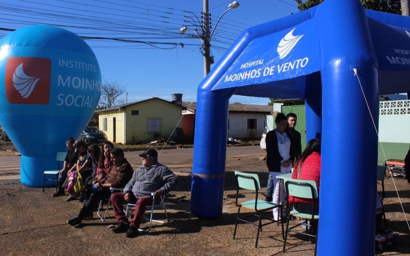 População recebe atendimento em saúde: consultas clínicas são realizadas, receitas e medicamentos podem ser distribuídos em caso de necessidade