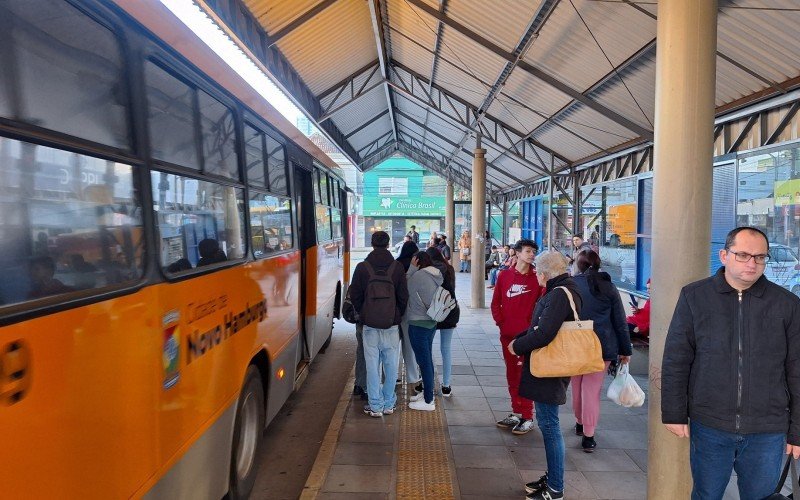 Atrasos marcam a retomada da grade completa dos ônibus em Novo Hamburgo  | abc+