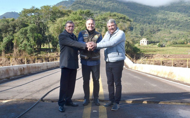 Ministro Renan Filho, entre os prefeitos de Caxias do Sul e Nova Petrópolis, conferiu como está a estrutura da ponte | abc+