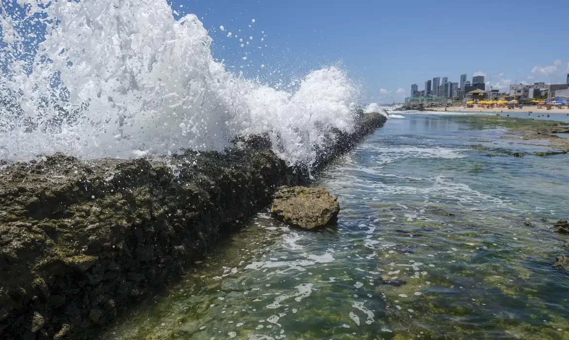 Governo é contra PEC das Praias, diz ministro