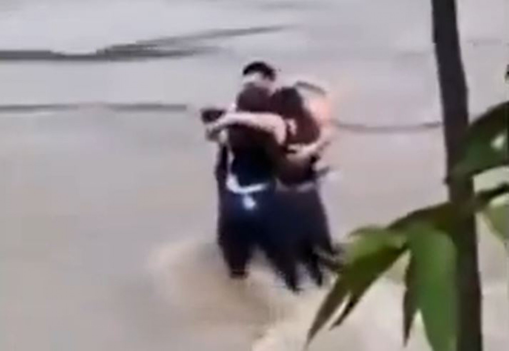 VÍDEO: Amigos morrem abraçados em enxurrada na Itália; jovens pediram ajuda ao resgate por quatro vezes