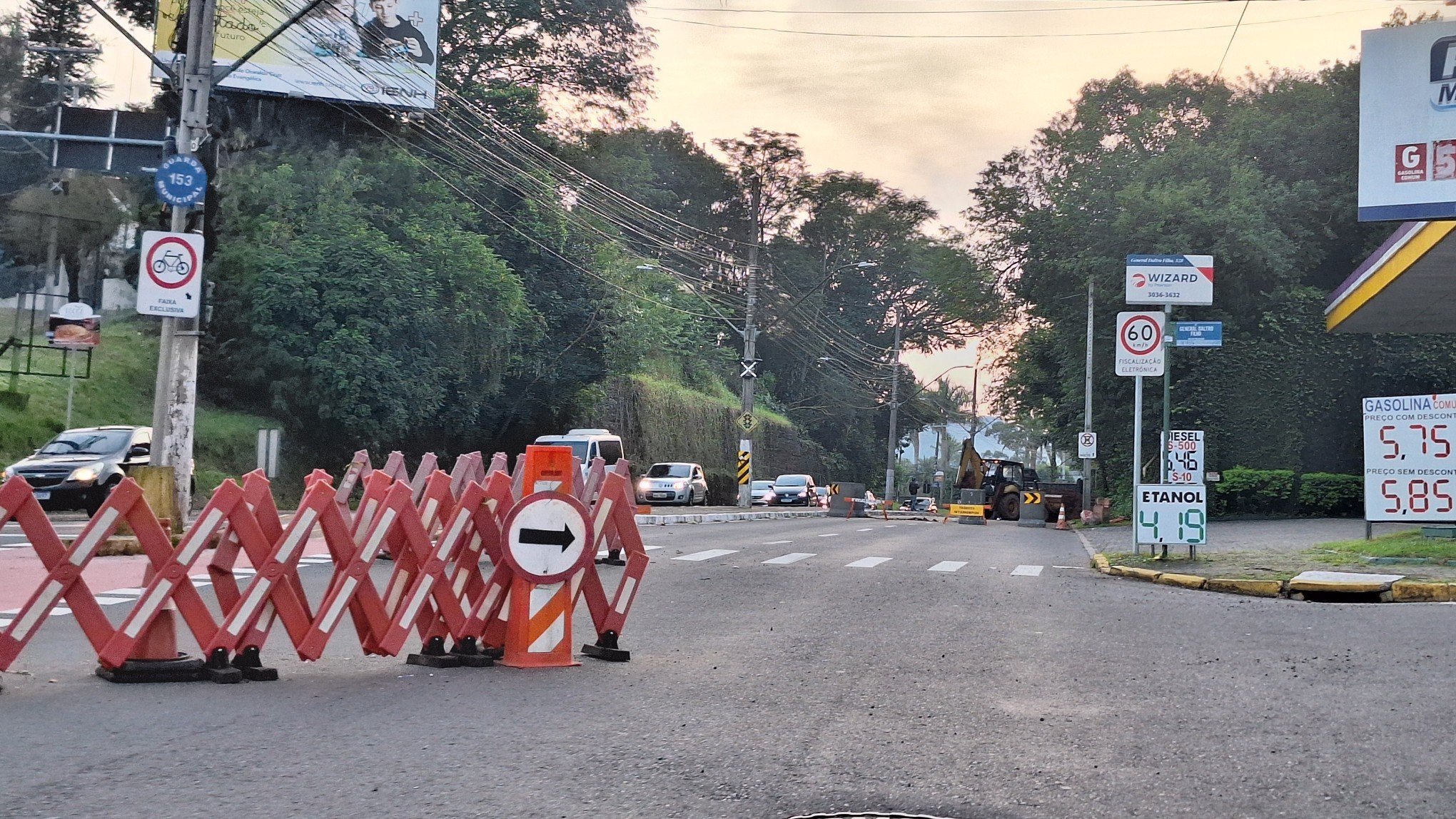 Operação para proteger barranco de novos deslizamentos mantém trecho de avenida de Novo Hamburgo interditado