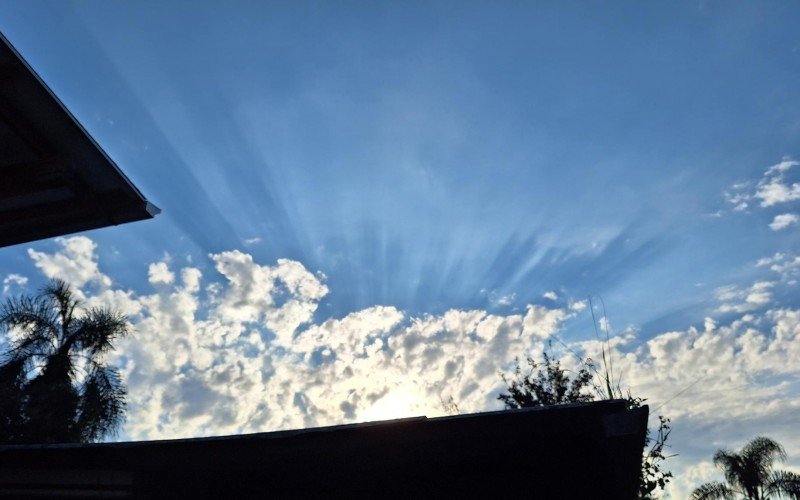 Fachos de luz do sol embelezam o céu por entre as nuvens | abc+