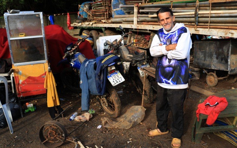 Bonaldo em frente as motos que antes eram usadas no desafiador Globo da Morte