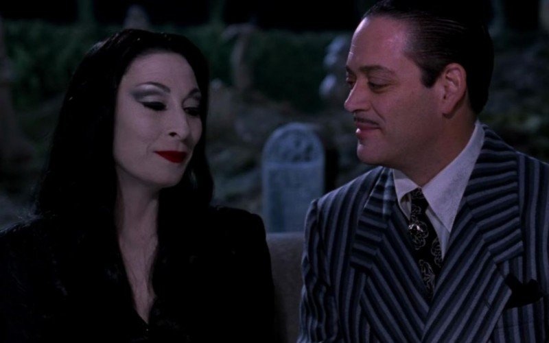 Mortícia e Gomez Addams, no filme Família Addams (1991) | abc+